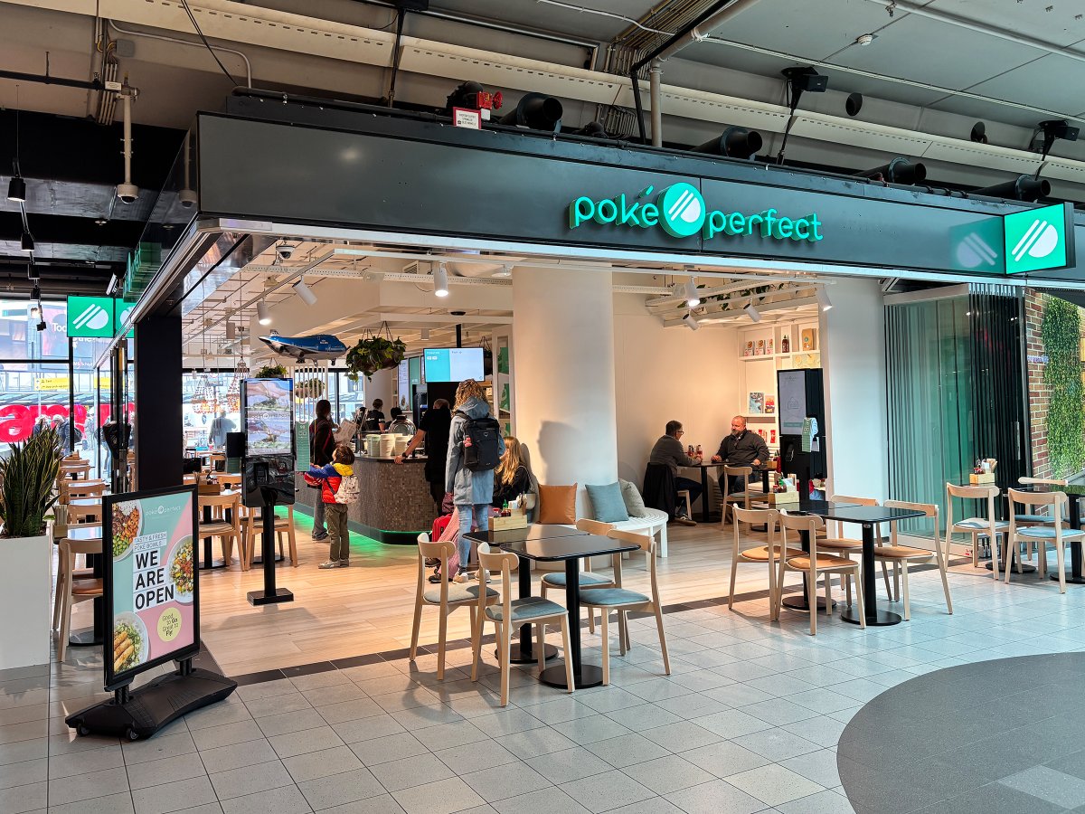 A guest paying at a fast-casual counter using Butlaroo.